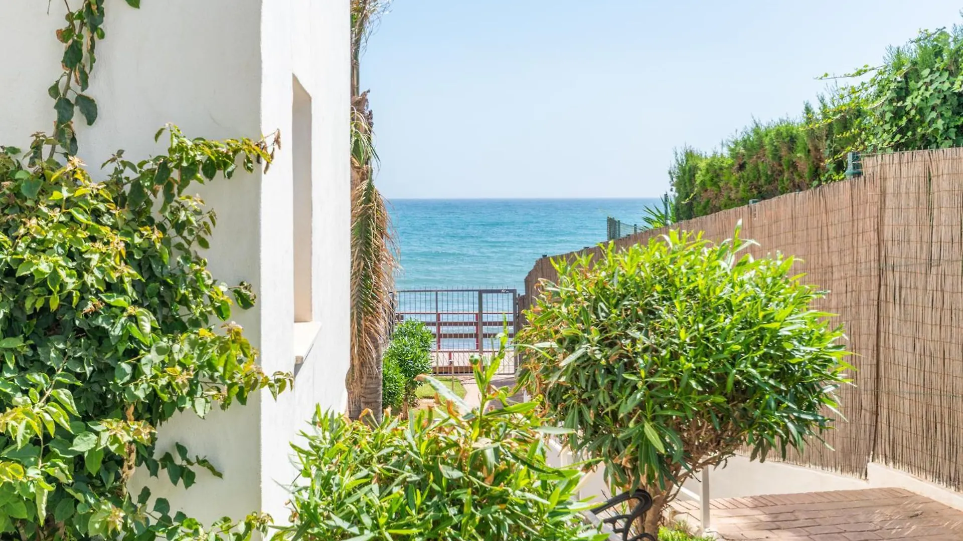 Cozy Beachfront 2Br With Terrace, Pool And Garage Sitio de Calahonda