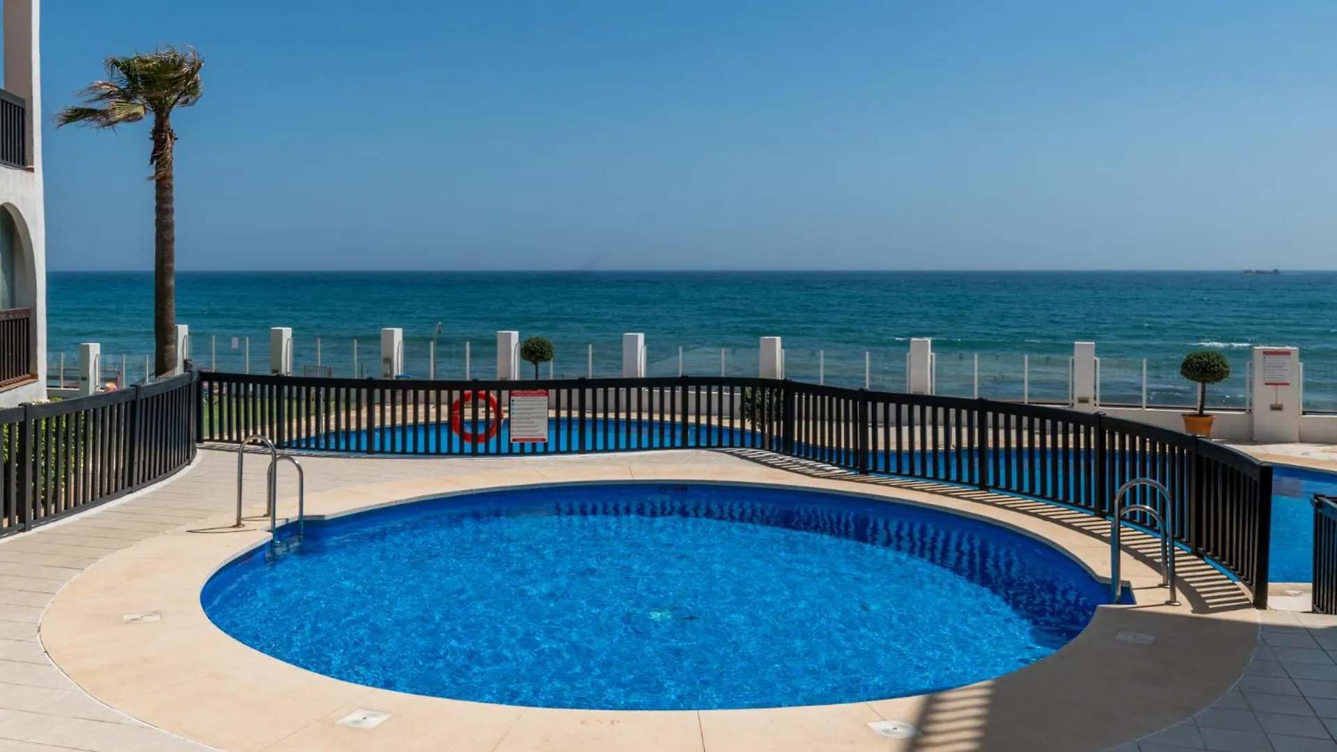 Cozy Beachfront 2Br With Terrace, Pool And Garage Sitio de Calahonda Apartment