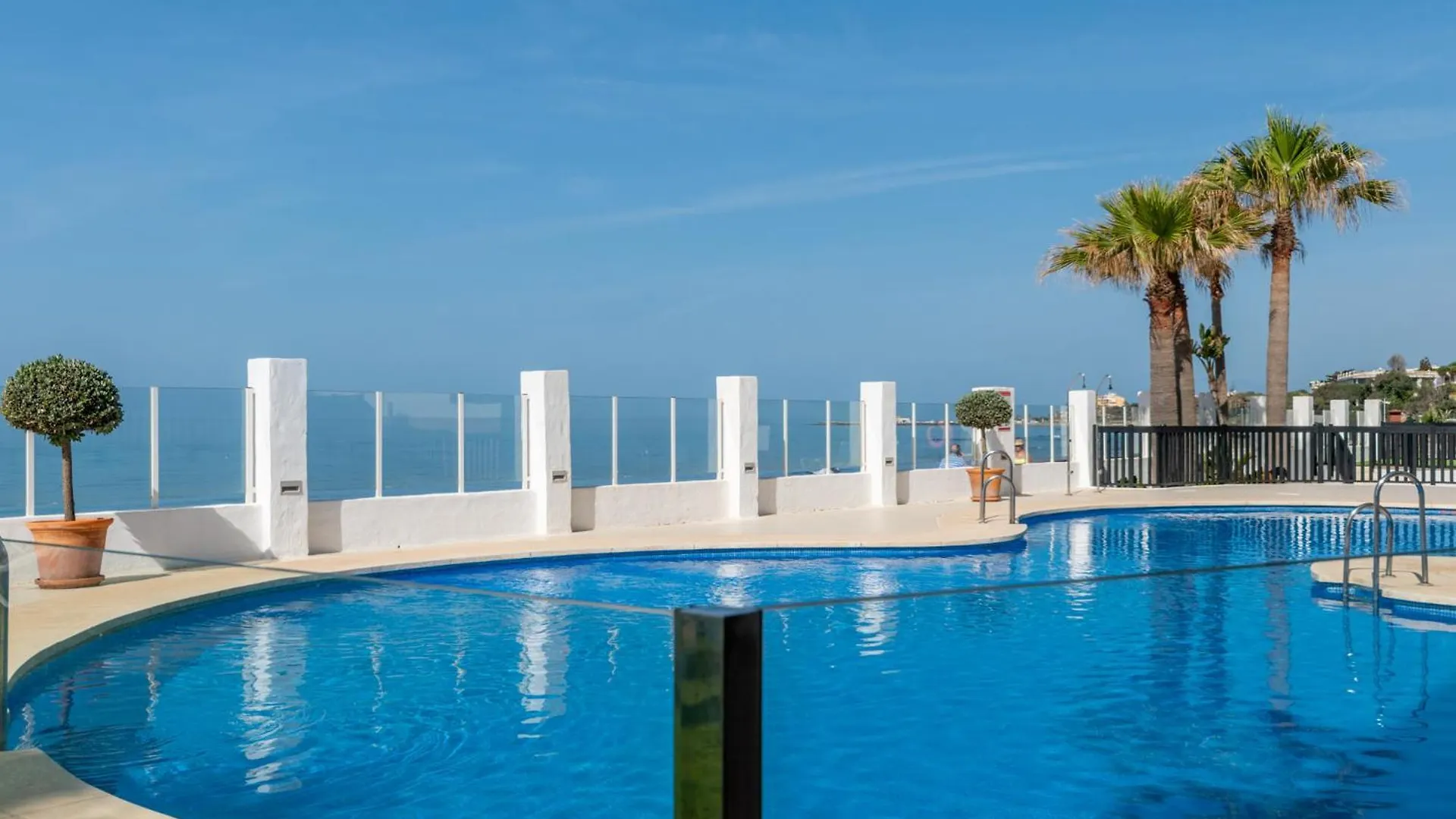 Cozy Beachfront 2Br With Terrace, Pool And Garage Sitio de Calahonda