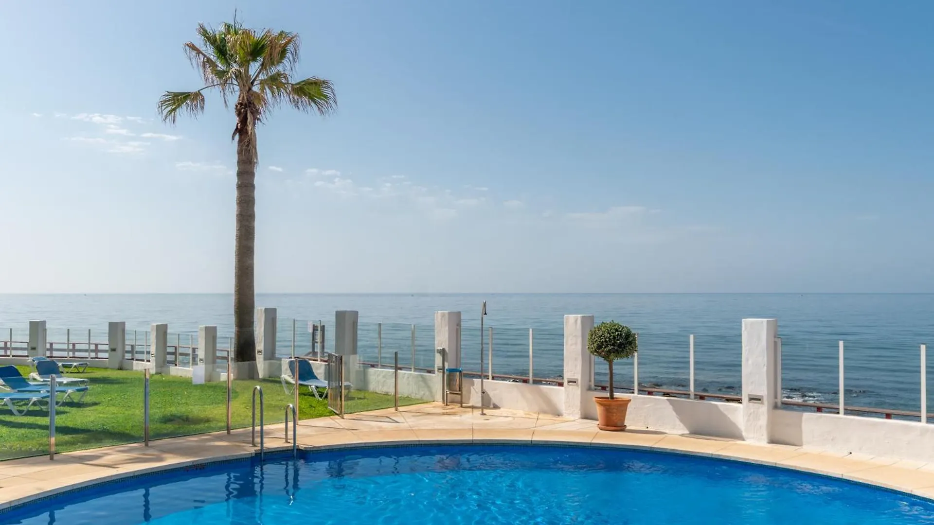 Cozy Beachfront 2Br With Terrace, Pool And Garage Sitio de Calahonda Apartment
