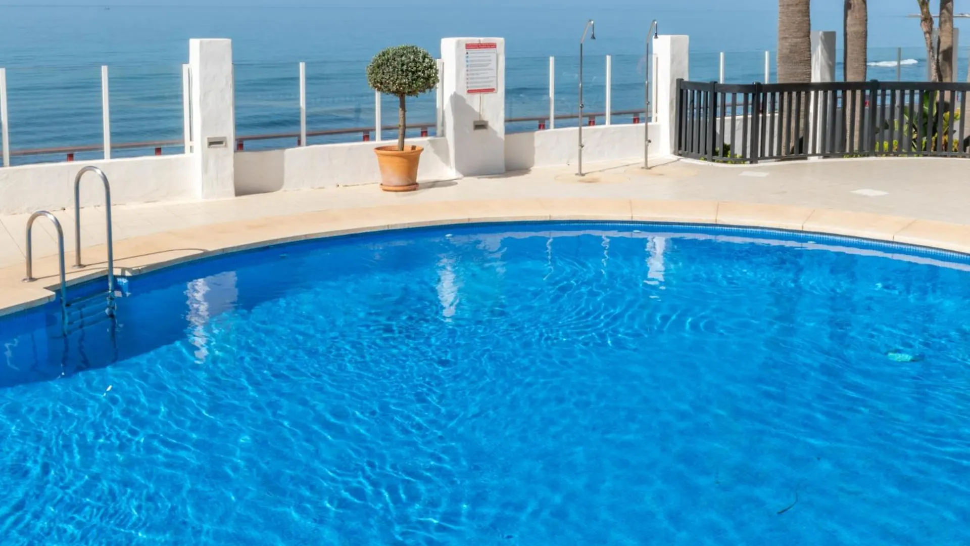 Apartment Cozy Beachfront 2Br With Terrace, Pool And Garage Sitio de Calahonda
