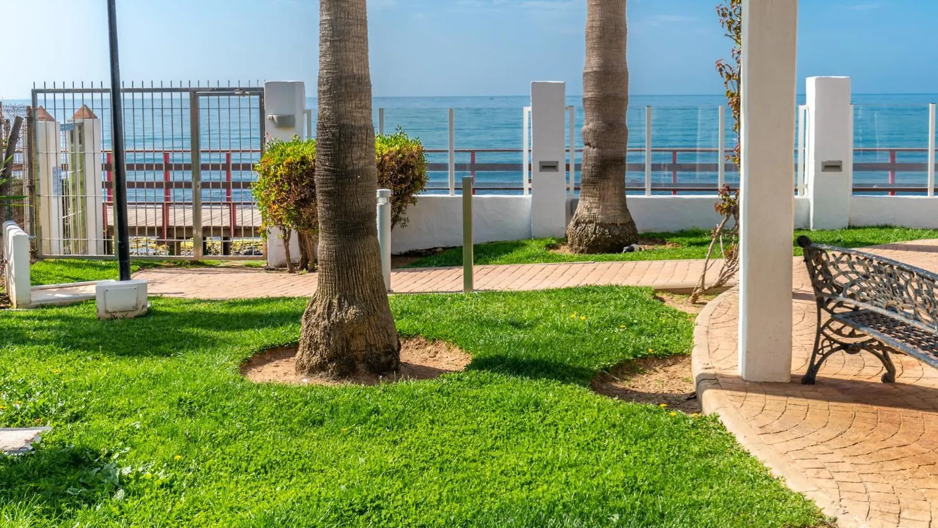 Cozy Beachfront 2Br With Terrace, Pool And Garage Sitio de Calahonda Spain