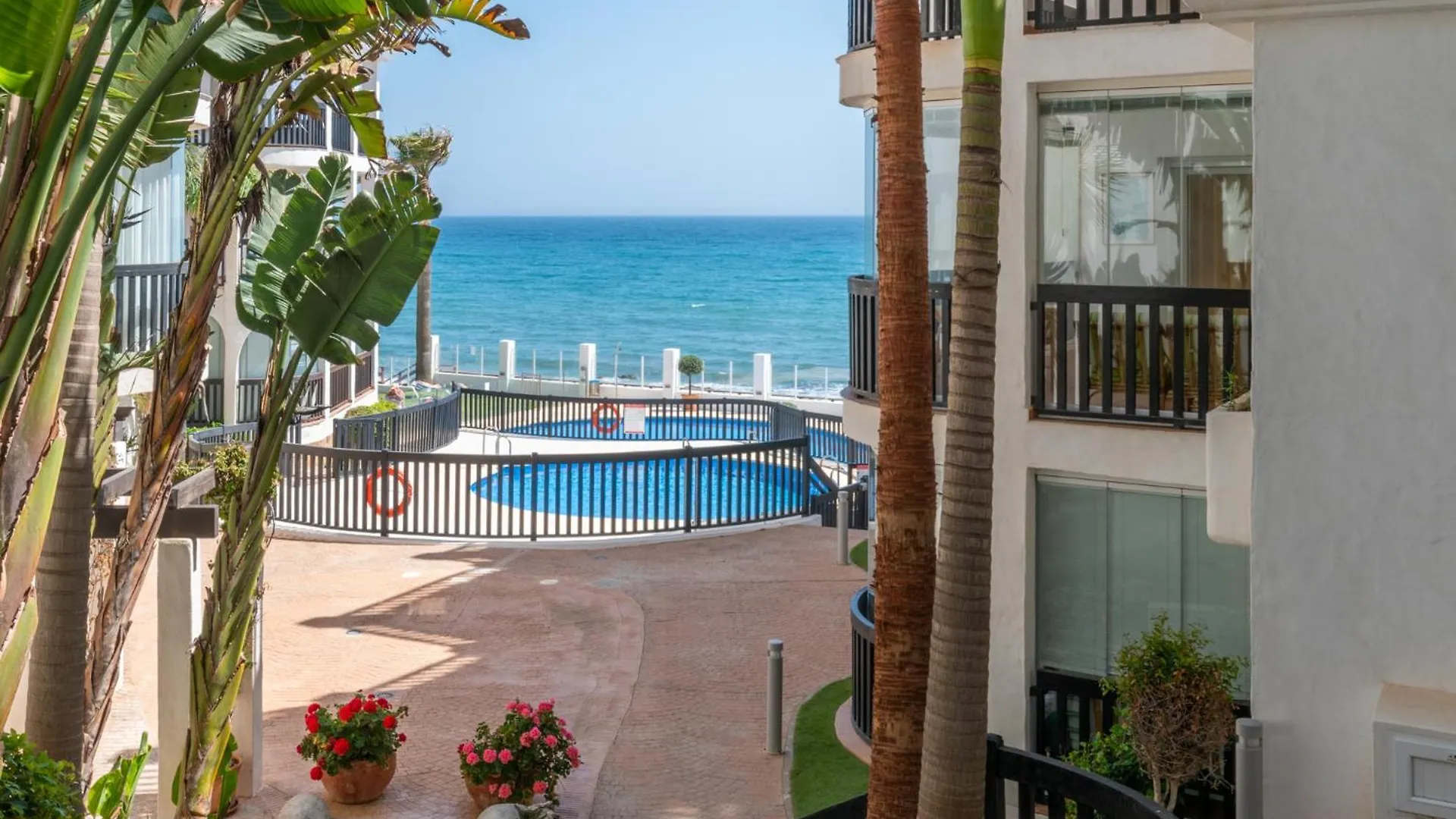 Cozy Beachfront 2Br With Terrace, Pool And Garage Sitio de Calahonda 0*,  Spain
